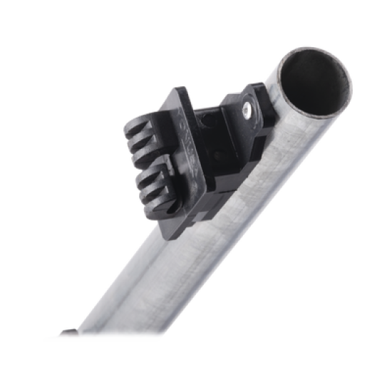 Poste de 1.2 m fabricado en tubo de acero galvanizado con 5 aisladores de paso