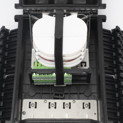 Caja de Distribución de Fibra Óptica para 24 Empalmes con 16 Acopladores SC/APC. Enterrado Directo, IP68, Splitter 1x8 Incluido con Conectores SC/APC