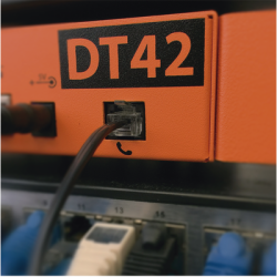 Receptora de alarmas IP Universal con 1 entrada de linea telefónica, para su central de monitoreo, recepción TCP/IP o GPRS, serie  M2M, paneles de alarma Hikvision, entre otros.